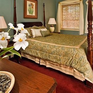 Queen Superior Manor Room